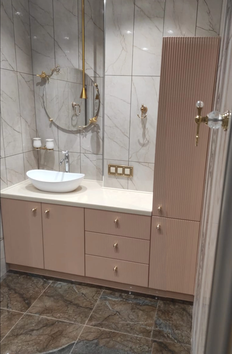 Модель Alpino корпусной мебели для ванной комнаты в нежно розовом цвете идеально вписалась в интерьер, смотрится красиво и пользоваться удобно. Заказать мебель для ванной Alpino или десятки других необычных моделей можно перейдя на сайт Kuhny.ru